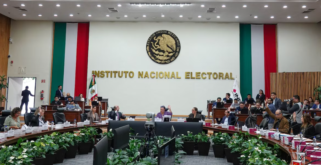 Consejeros del INE durante la instalación de una comisión electoral.