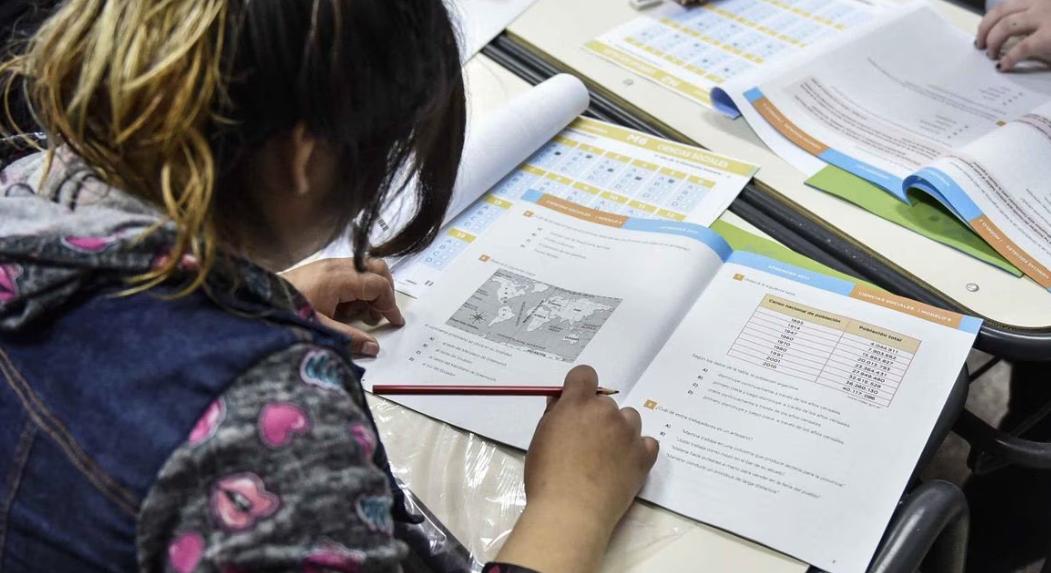 Estudiantes mexicanos durante una clase escolar.