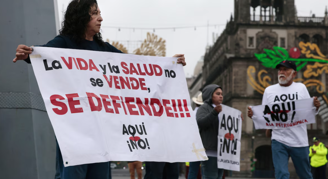 Activistas protestan contra la planta de amoniaco de Topolobampo.