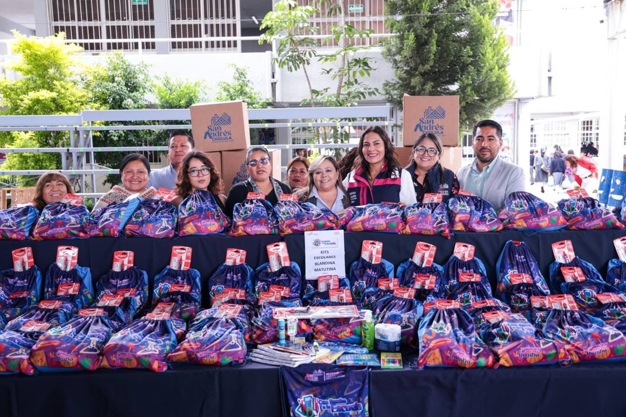 Apoya Lupita Cuautle a la economía de las familias con entrega de útiles escolares