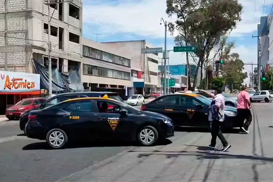 Taxistas bloquean la SMT en Puebla; exigen permiso para operar en Periférico Ecológico