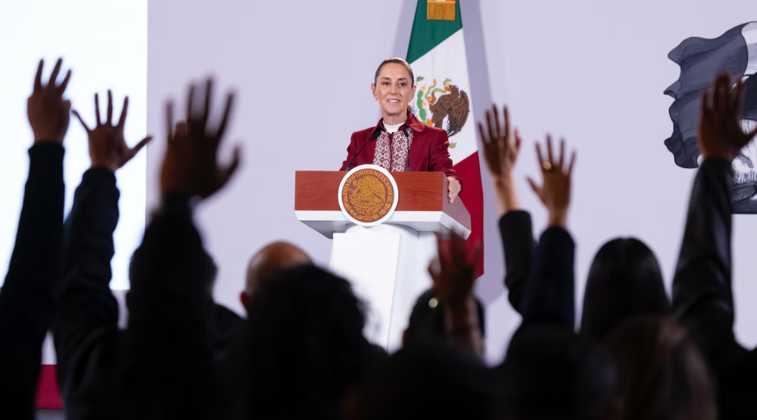 Claudia Sheinbaum durante una conferencia.