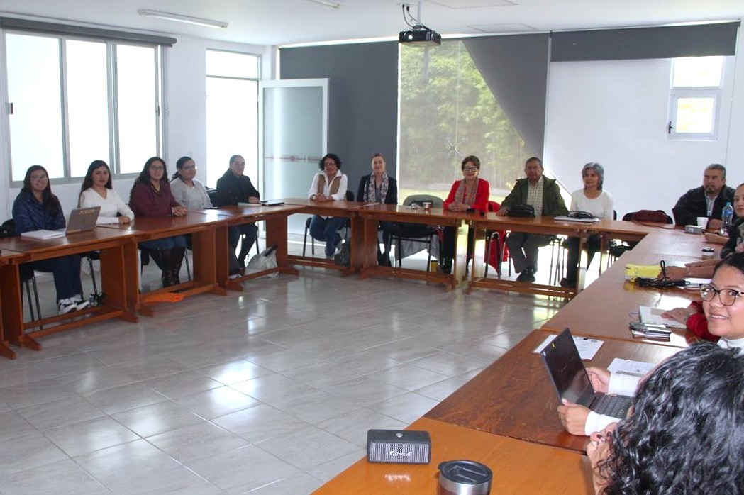 Investigadores de la UATx durante un seminario académico