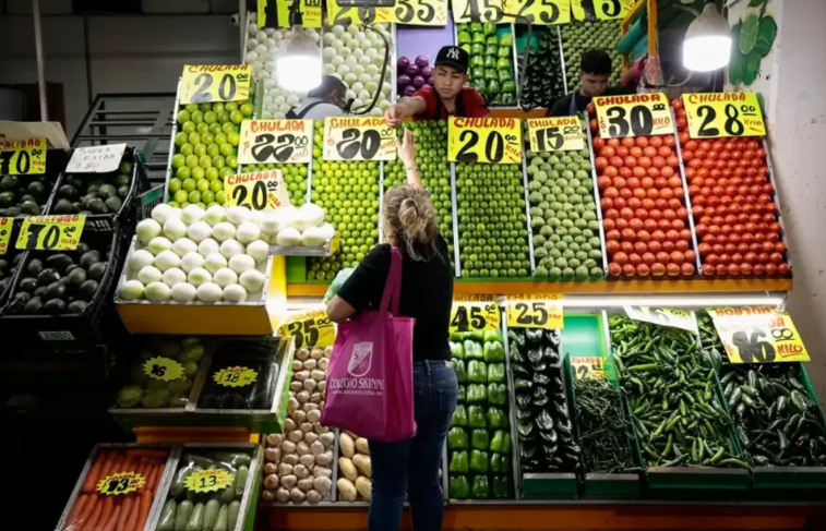 Cebollas, chiles y limones en un mercado mexicano.