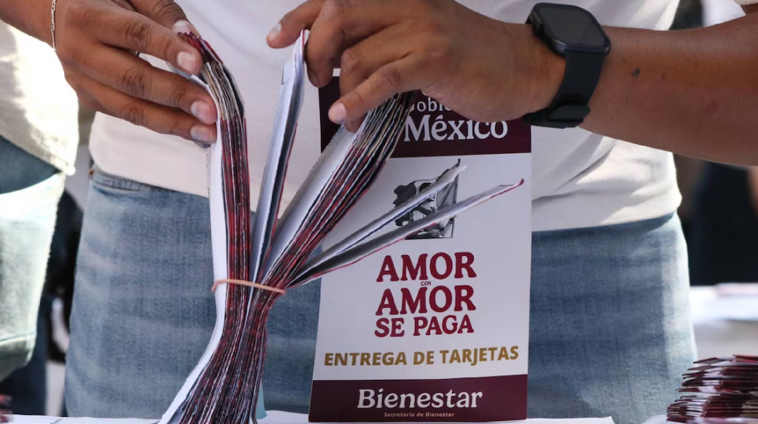 Adultos mayores reciben apoyo de un programa social