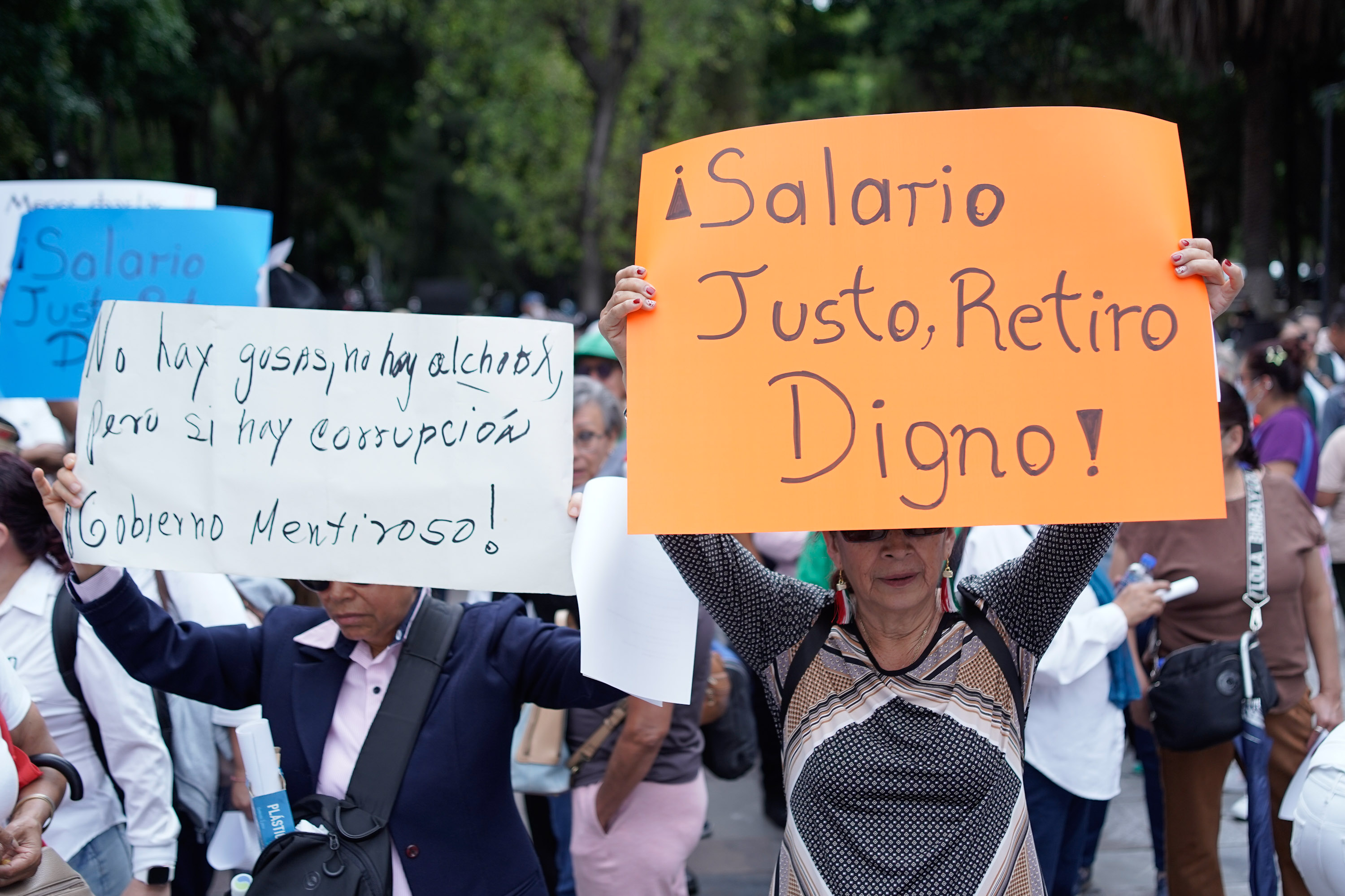 Protestan trabajadores del IMSS