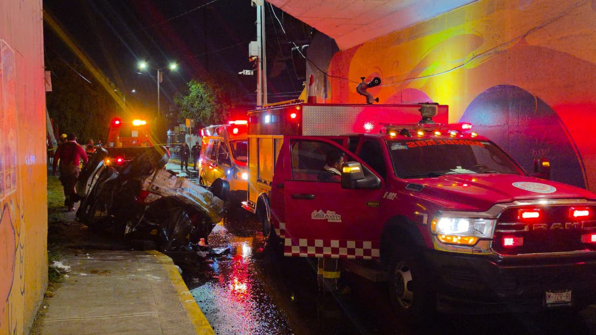 Tráiler cae del Periférico y aplasta un taxi en Puebla