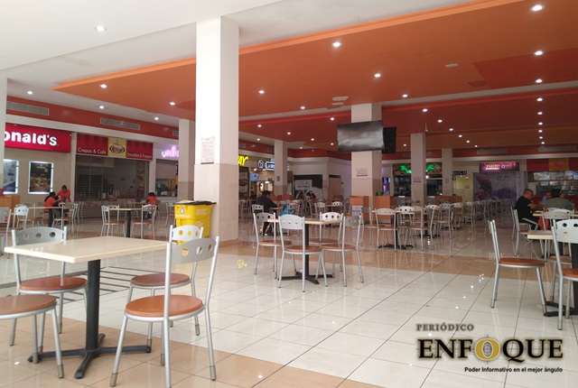 Bajan sus cortinas locales del centro comercial Cruz del Sur en Cuautlancingo 