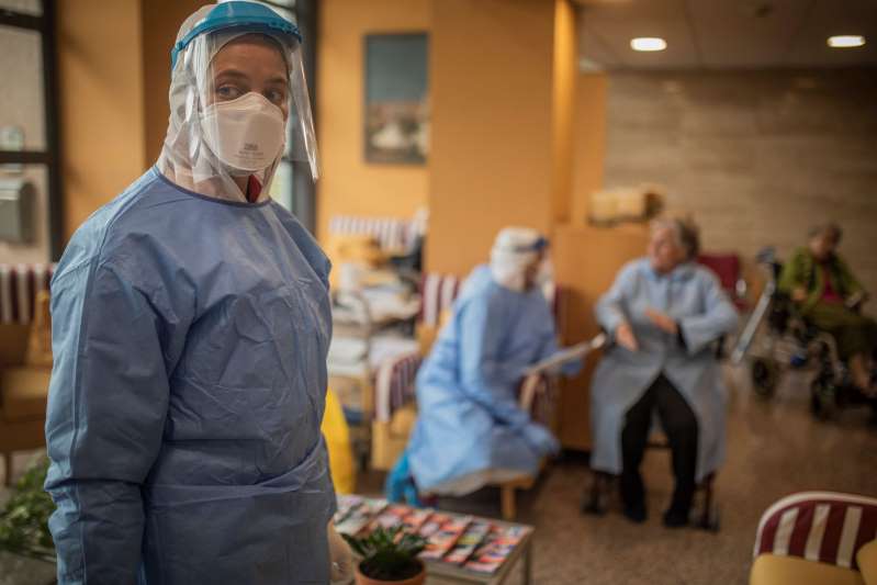 España reporta 932 muertos en un día por coronavirus