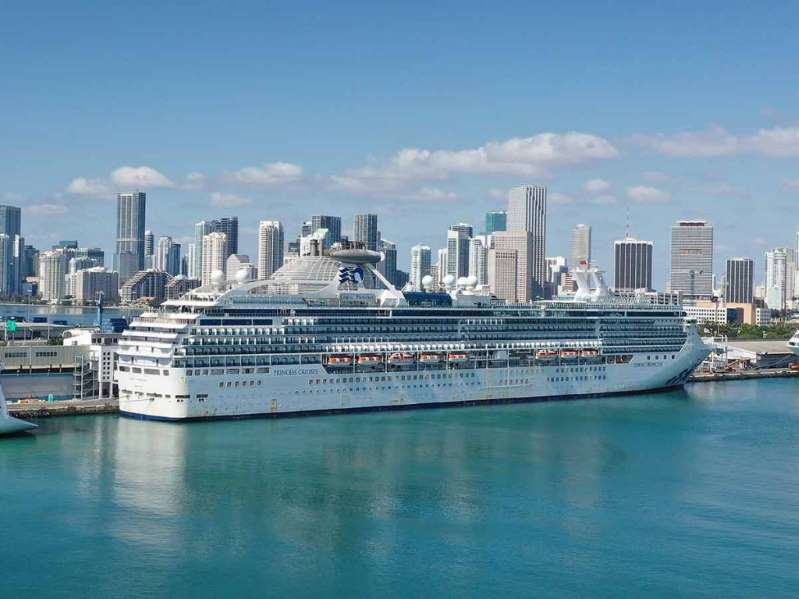 Crucero con 2 muertos y enfermos atraca en EU, tras larga odisea