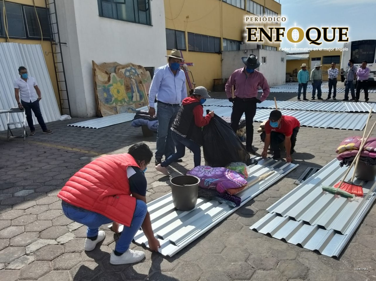 Entregan láminas a familias afectadas por lluvias en Acajete