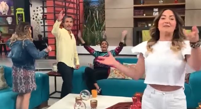 Conductora de ‘HOY’ tose al aire y alarma a sus compañeros (Video)
