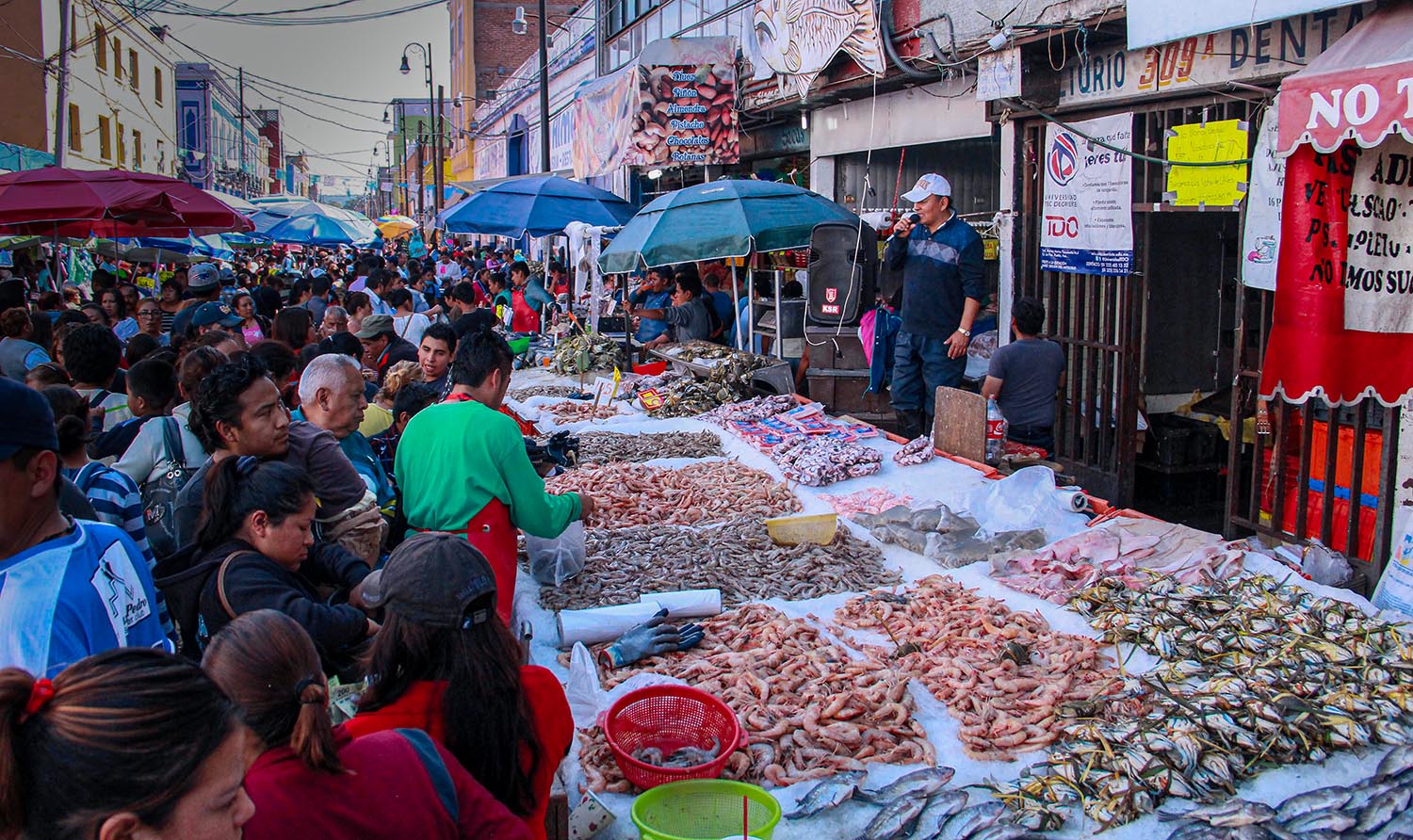 Sin temor a Covid-19, poblanos abarrotan mercado de mariscos