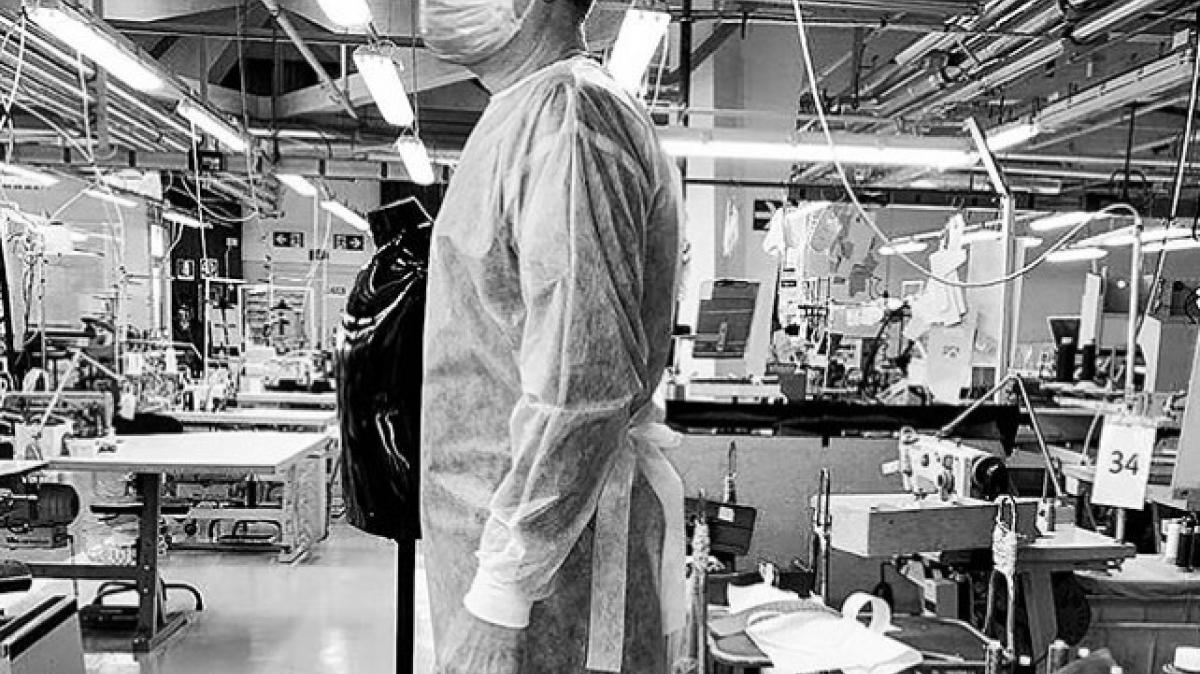 Armani fabrica batas para personal médico que lucha contra COVID-19 en Italia