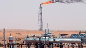 Petróleo sube casi 3% tras acuerdo de Arabia Saudita y Rusia para recortar producción