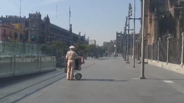 ¡Lo más triste que verán hoy! Organillero toca melodía en calles desiertas (Video)