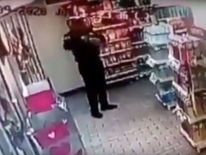 Policía roba mercancía y la esconde en su uniforme