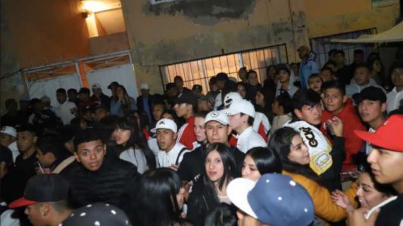 Policías desalojan a cientos de jóvenes que hacían fiesta masiva