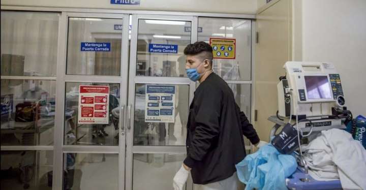 Por COVID-19, lanzan cloro a médicos, los insultan, les niegan transporte público...