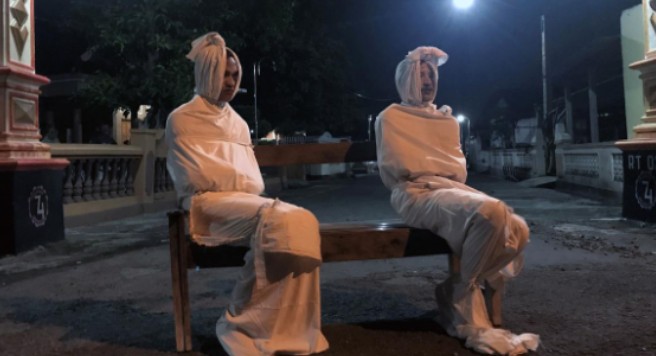Ponen “fantasmas” en la calle para asustar a quienes rompan la cuarentena en Indonesia