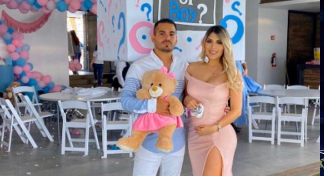 Por unos likes: "Influencer" rompe aislamiento para festejar revelación de sexo de su bebé