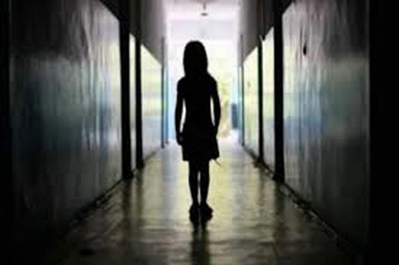 ¿Espíritus del más allá? Sujeto capta a niña fantasma en la cama de sus hijos