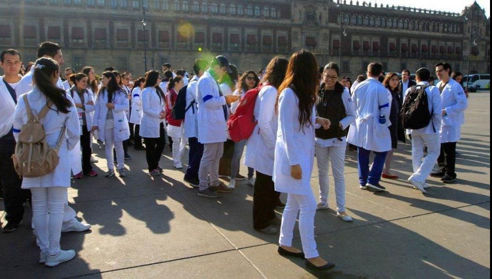 ¿Como enfrentan los médicos residentes el COVID-19? Con becas de 1,500 pesos y jornadas de 24 horas