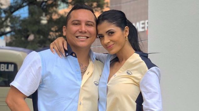 Edwin Luna hace llorar a su esposa con romántica y costosa sorpresa (Video)