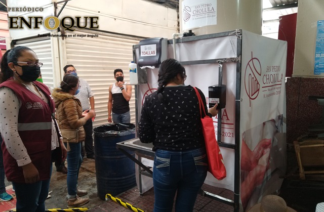 Colocan lavamanos en entrada de mercado municipal de Cholula para evitar Covid-19