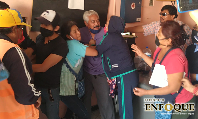 Comerciantes “sacan” de sus oficinas a administrador del mercado municipal de Cholula 