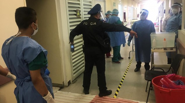 Policías evitan que paciente con COVID se quite la vida; muere minutos después a causa del virus