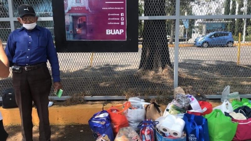 Redes sociales vuelcan en ayuda a “Don Eduardo”, el sr de los porta credenciales de la BUAP.