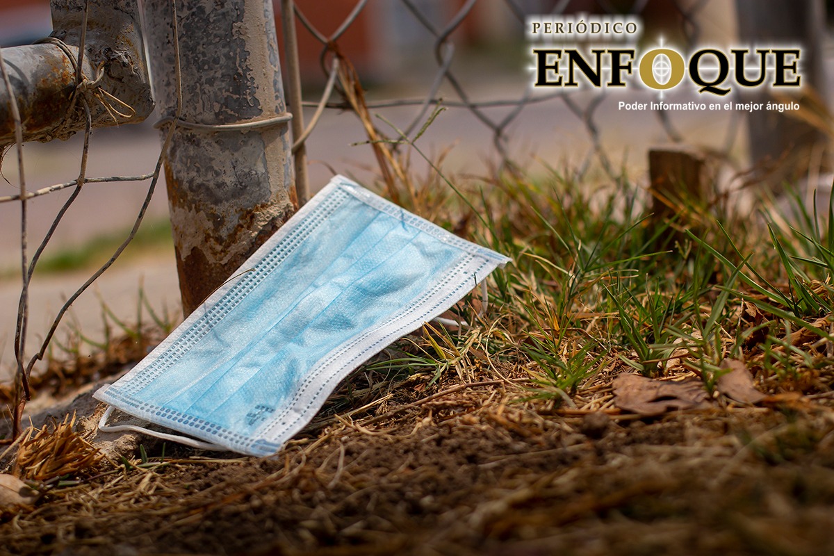 Poblanos generan foco de infección al tirar cubrebocas en las calles