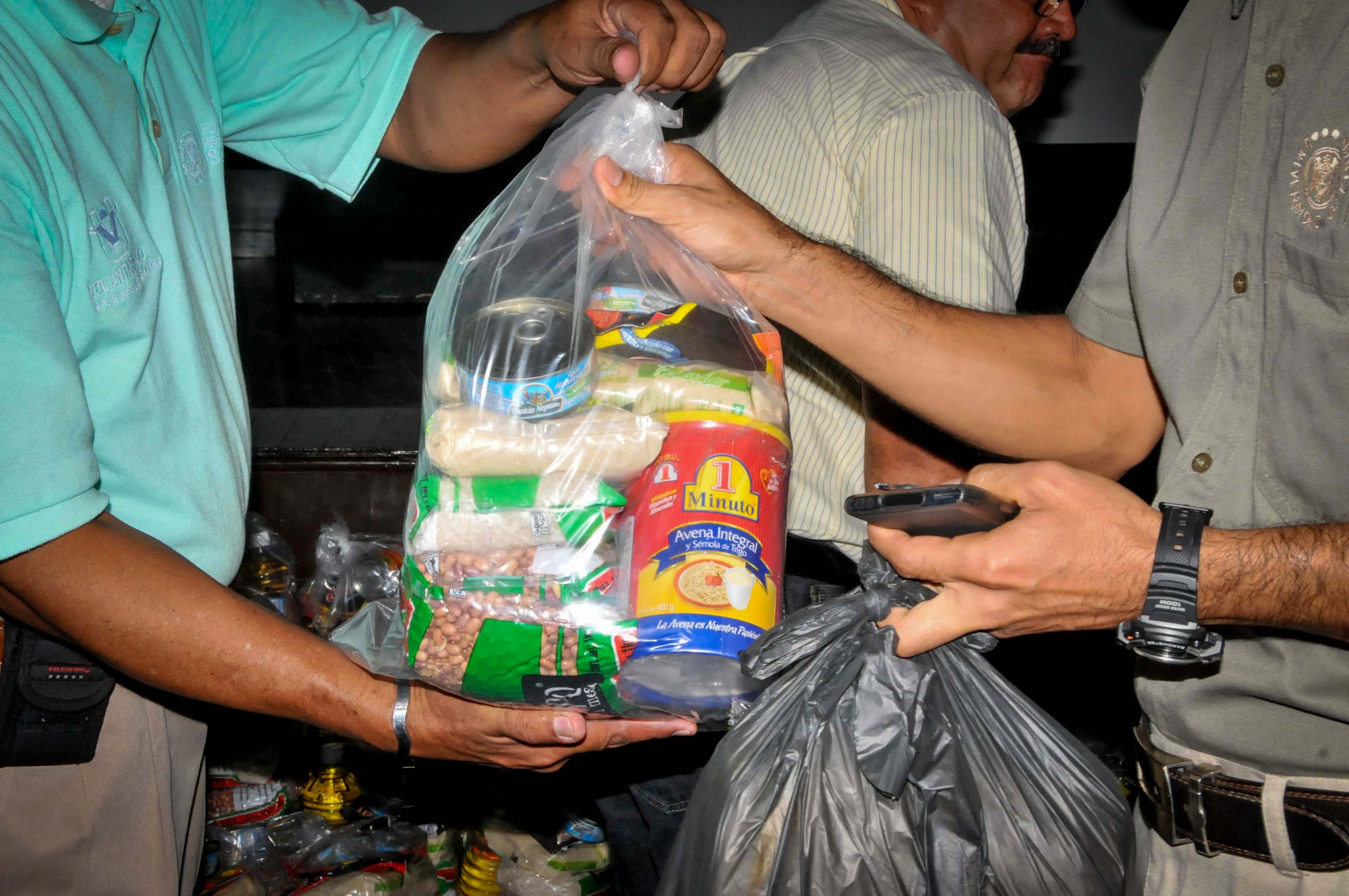 Ayuntamiento entrega despensas a comerciantes informales