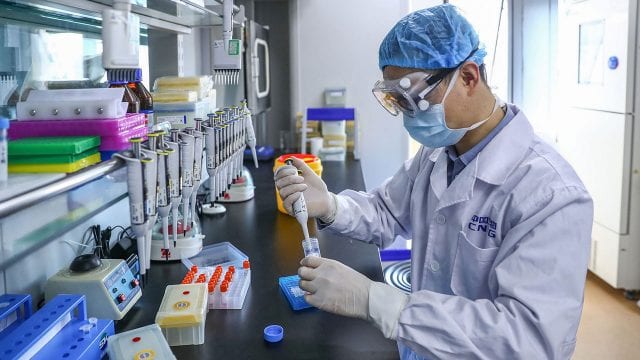 El reto para desarrollar la vacuna contra COVID-19 no es 'cuándo'... sino 'cuánto'