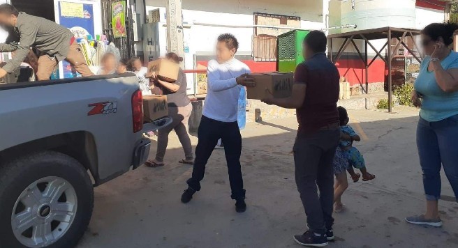 CJNG reparte despensas con sus siglas a familias de Baja California