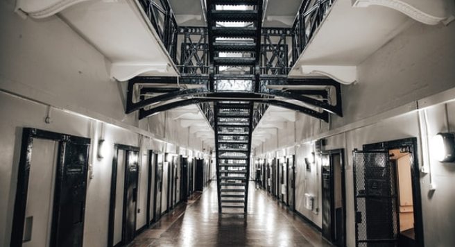 Liberan a hombre de la cárcel por COVID-19 y días después intenta abusar de una mujer