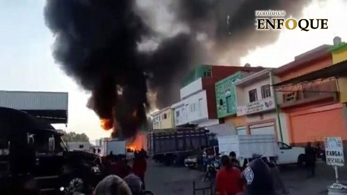 Se incendia bodega en Central de Abasto de Huixcolotla