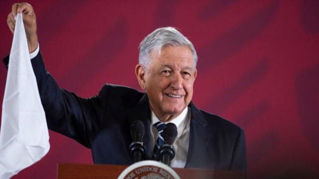 Con “pañuelo de la paz”, AMLO dice que respeta decisión del Congreso sobre presupuesto