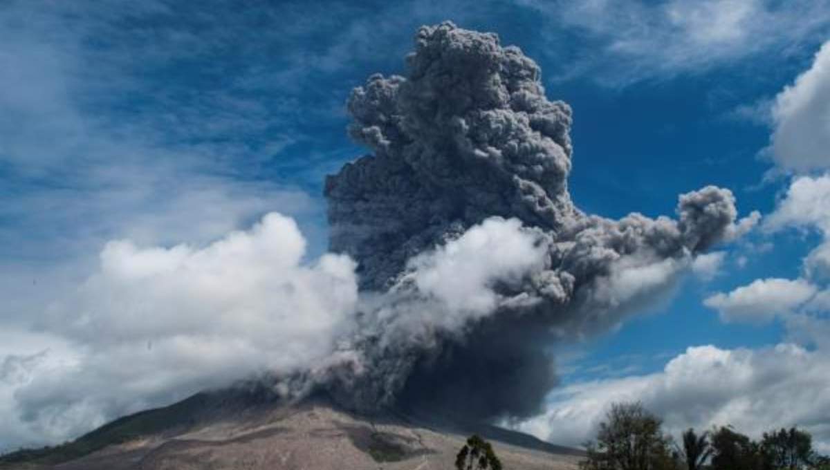 Volcán Sinabung expulsa gigante nube de ceniza (Videos)