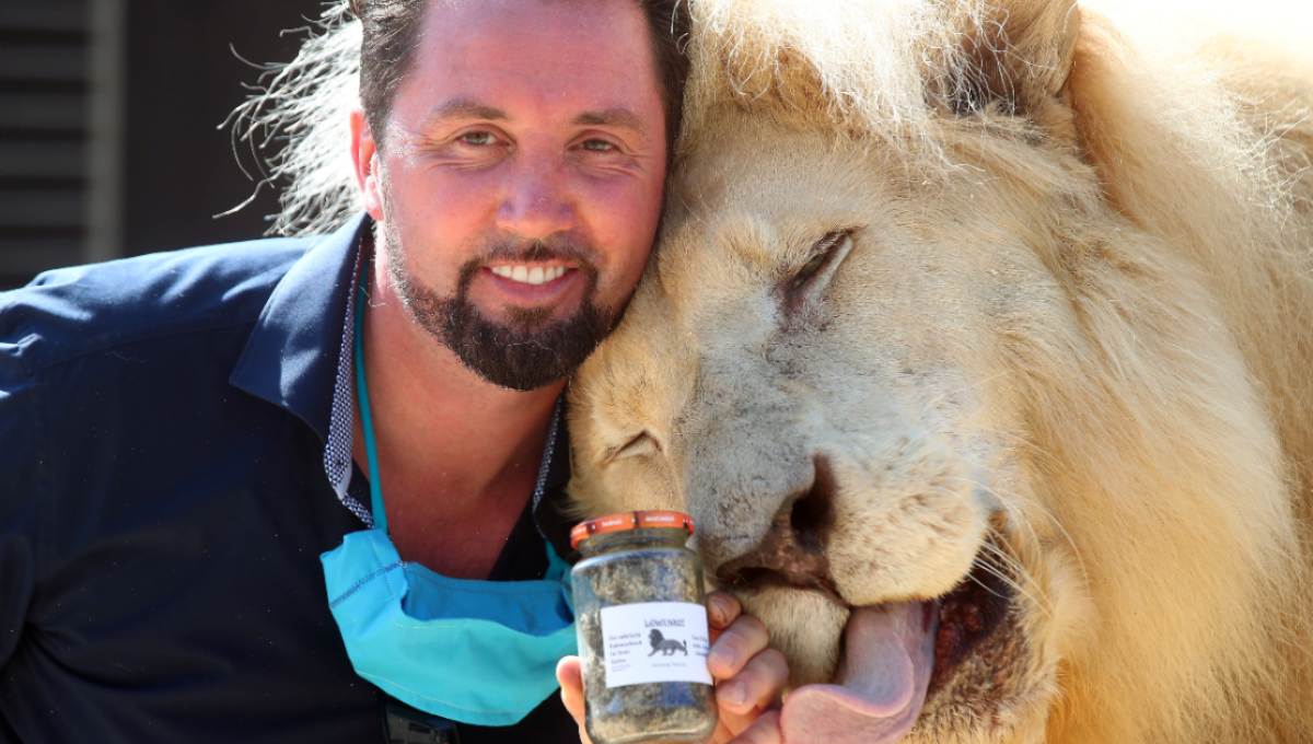Circo vende frascos de excremento de león para superar crisis por Covid
