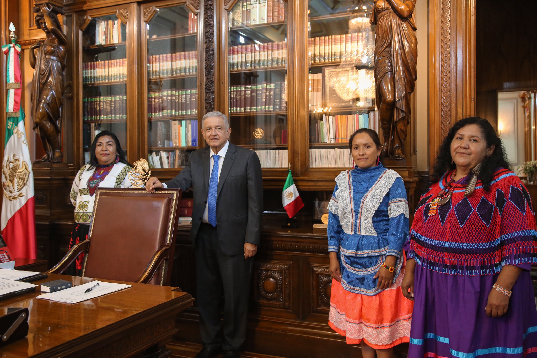 AMLO presenta terna de mujeres indígenas para presidencia del Conapred
