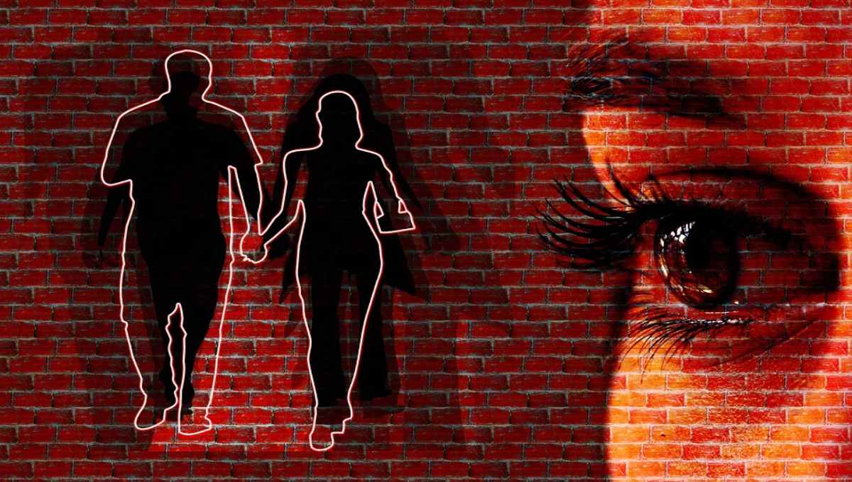 En su intento por atropellar a la novia de su ex, joven embiste a cinco personas