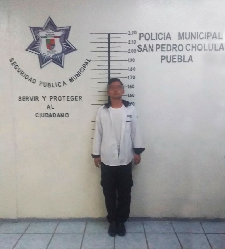Detienen policías de San Pedro Cholula a guardia de seguridad privada por presunto allanamiento de morada 