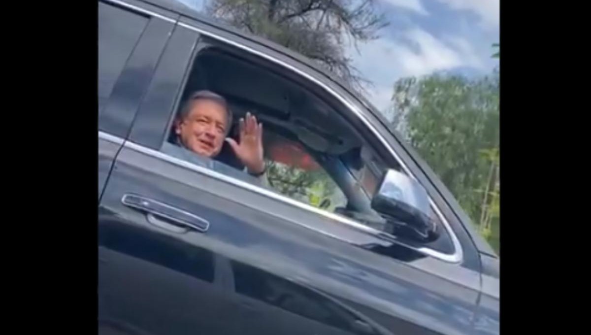 Sorprende AMLO a automovilista y éste le invita pizza