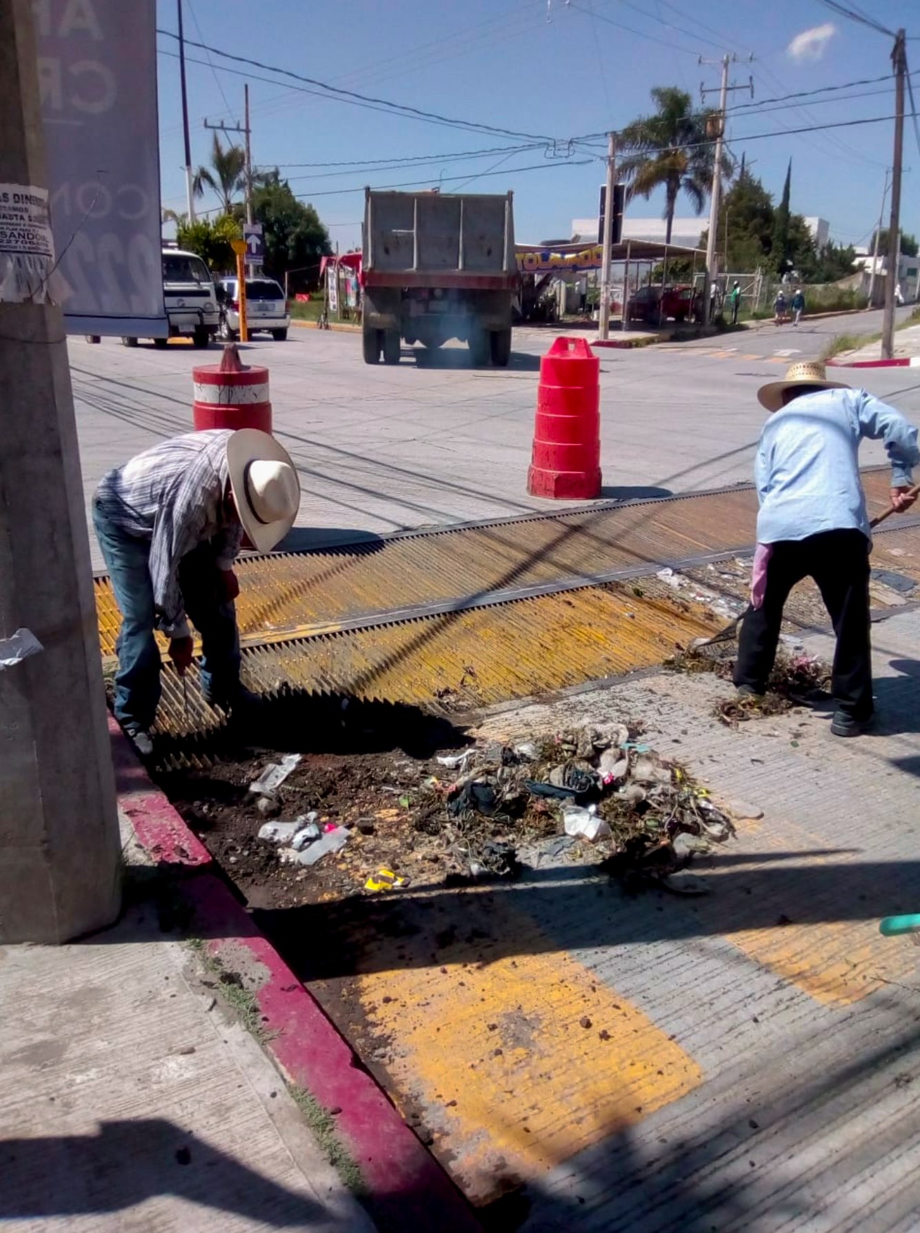 Grupo de Seguridad Hídrica Municipal de Cuautlancingo intensifica la limpieza de canales pluviales.