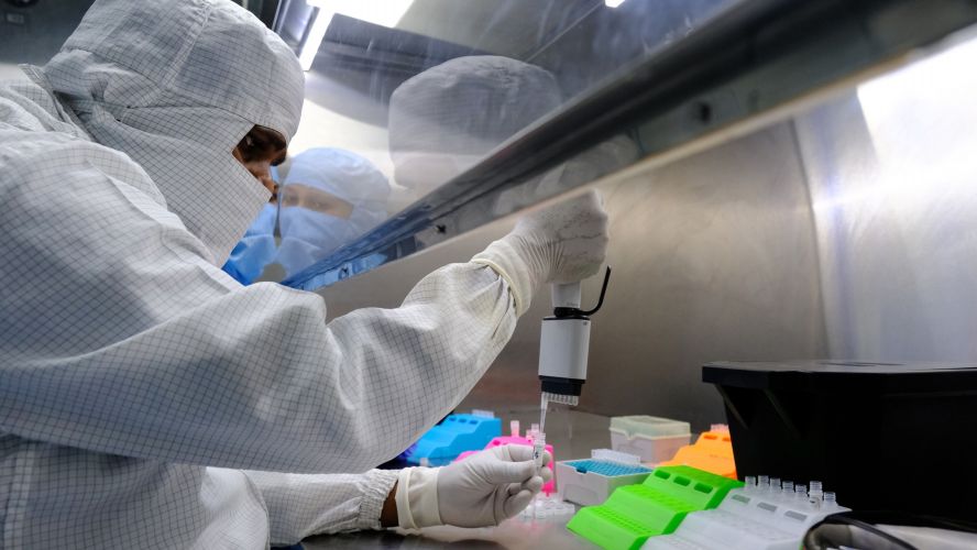 Microburbujas: la historia de cómo médicos hallaron una nueva pista sobre el COVID-19 gracias a ellas