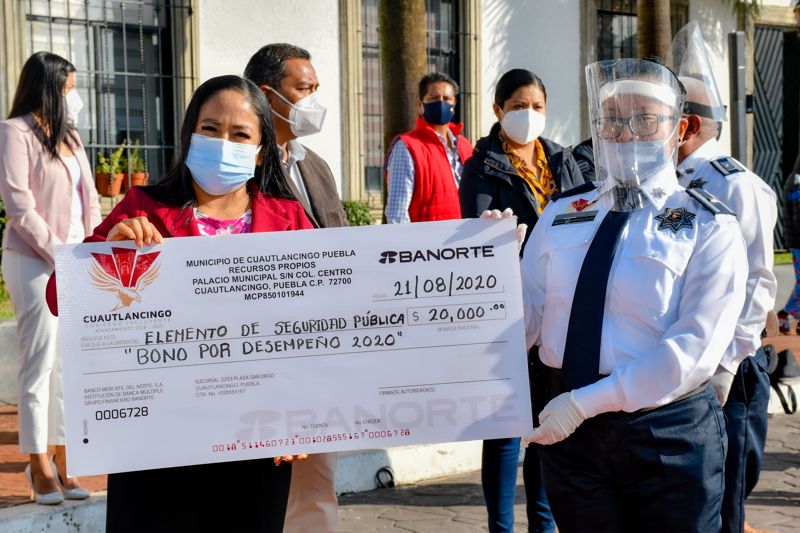 Entrega Ayuntamiento de Cuautlancingo 3 patrullas y estímulos económicos a 76 elementos