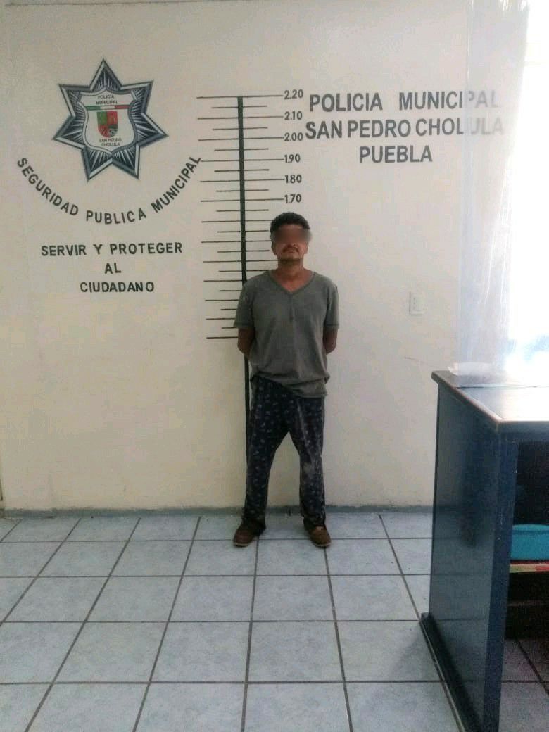 Detienen policías de San Pedro Cholula a un hombre por presuntas lesiones a un pariente. 