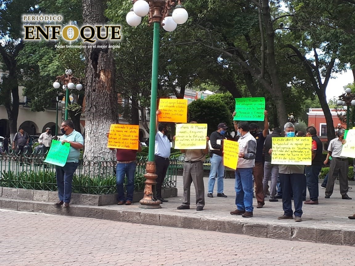 Taxistas piden apoyo por pandemia, protestan en el zócalo de la capital
